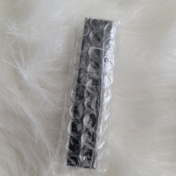 Aesthetica High Impact Pigment Liquid Eyeliner Felt Tip Waterproof Black NEW - Picture 6 of 6